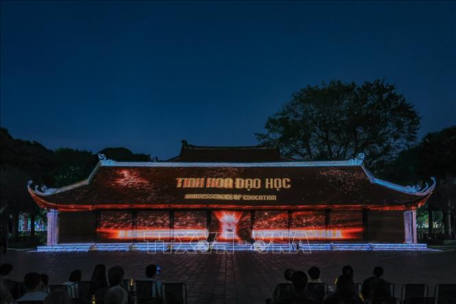 Hành trình ánh sáng sẽ tái hiện một cách đầy cảm xúc và sáng tạo câu chuyện lịch sử của Văn Miếu - Quốc Tử Giám, đưa khán giả khám phá vẻ đẹp của di sản văn hóa dân tộc theo cách hoàn toàn mới. (Ảnh: Phạm Tuấn Anh /TTXVN)